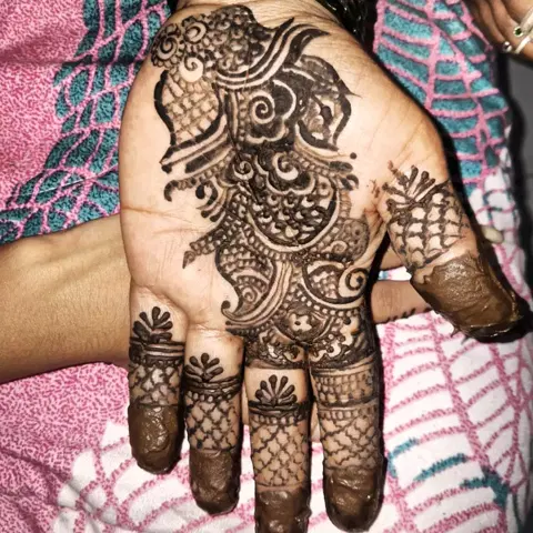 aesthetic finger mehndi design