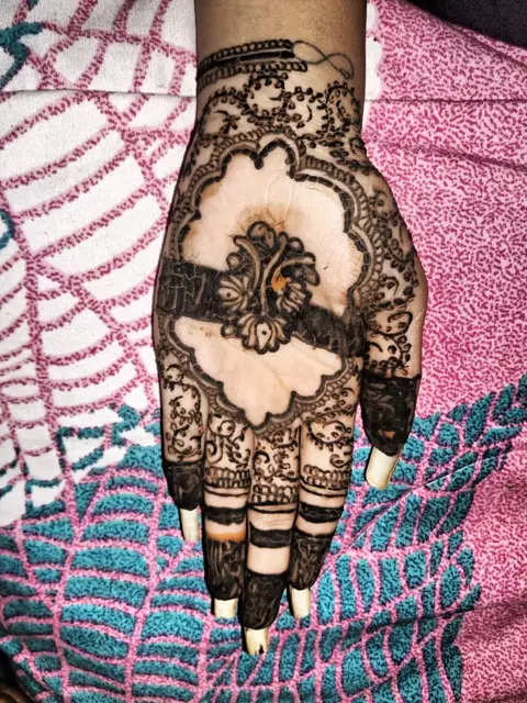 aesthetic bridal front hand mehndi design