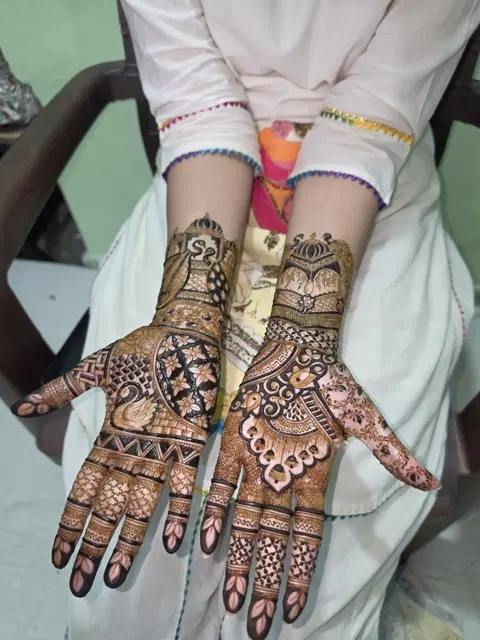 bridal figure back hand mehndi design