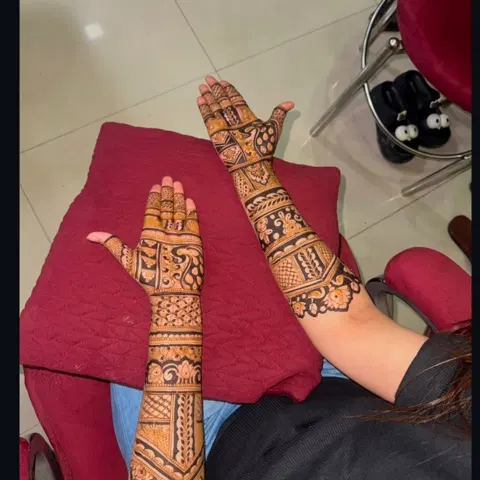 simple figure full hand mehndi design