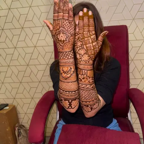 back hand mehndi design