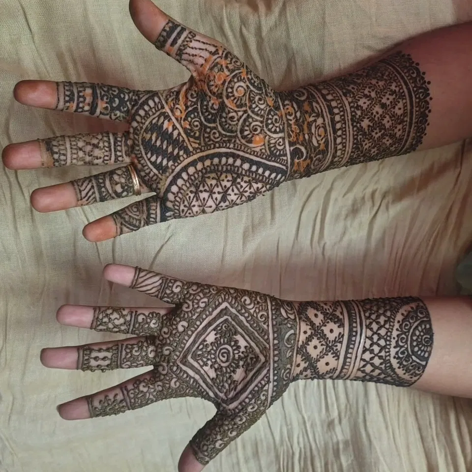 Bridal Front Hand Mehndi Design with Figures and Jaal (11)