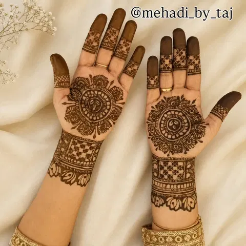 circle front hand mehndi design