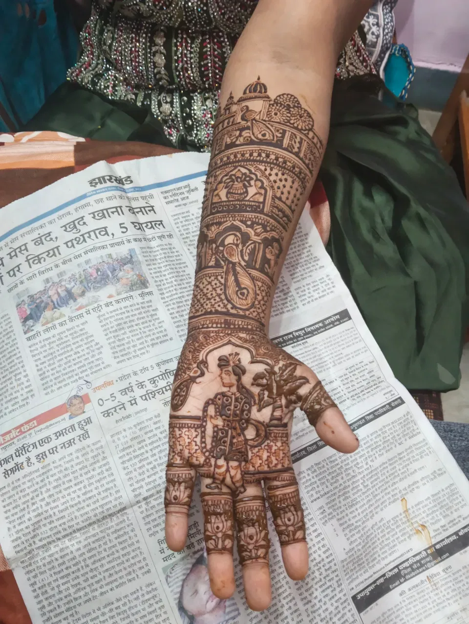Front Hand Mehndi Design with Figures and Jaal