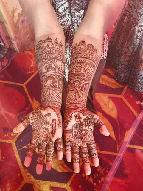 figure front hand mehndi design