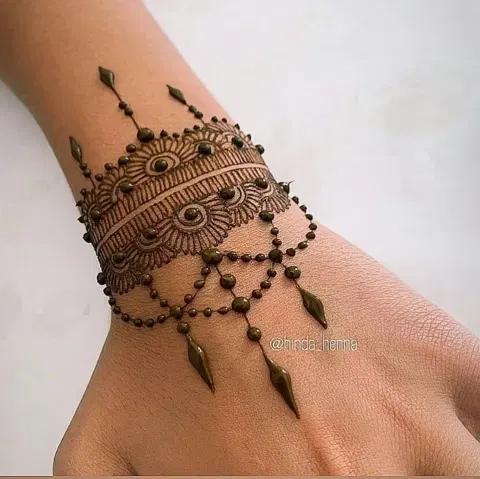 minimal simple back hand mehndi design