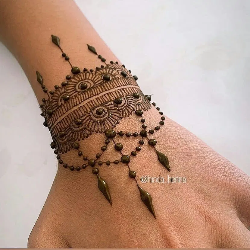 Minimal Simple Back Hand Mehndi Design (4)