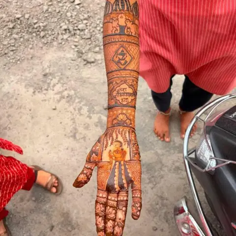 figure front hand mehndi design