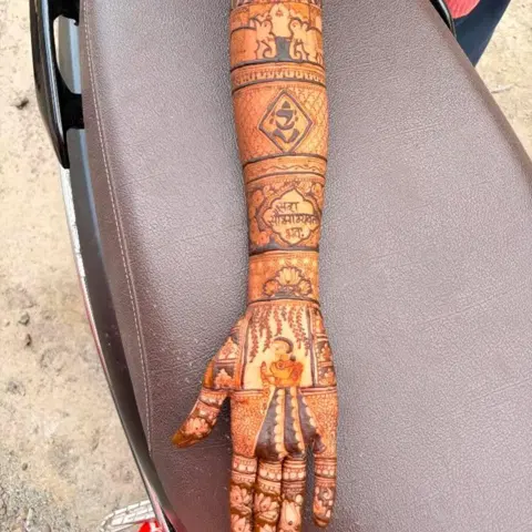 front hand mehndi design