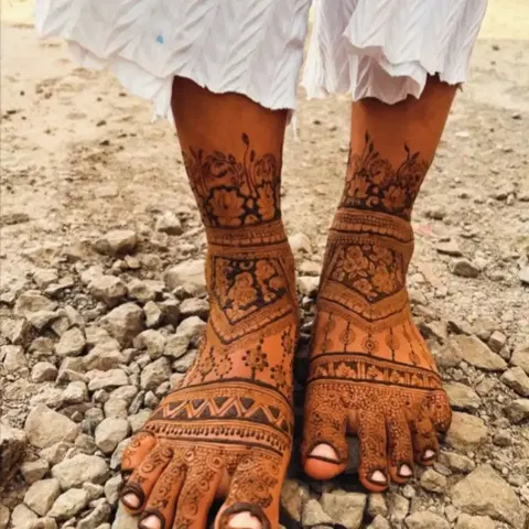 simple foot mehndi design
