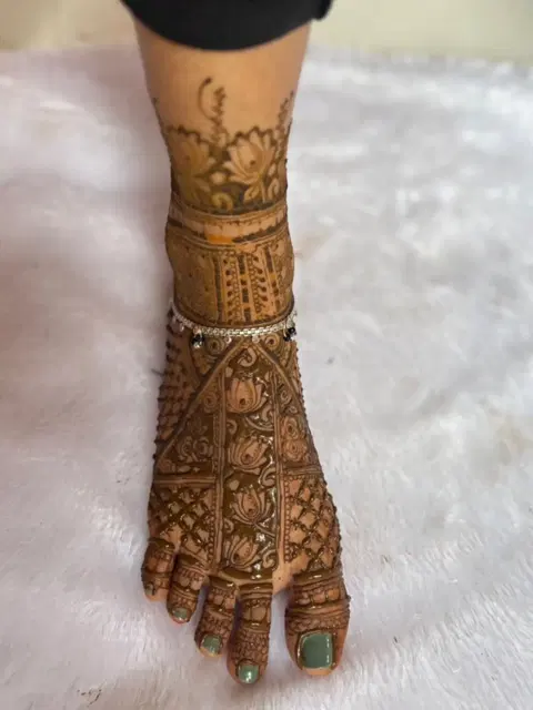 front hand mehndi design