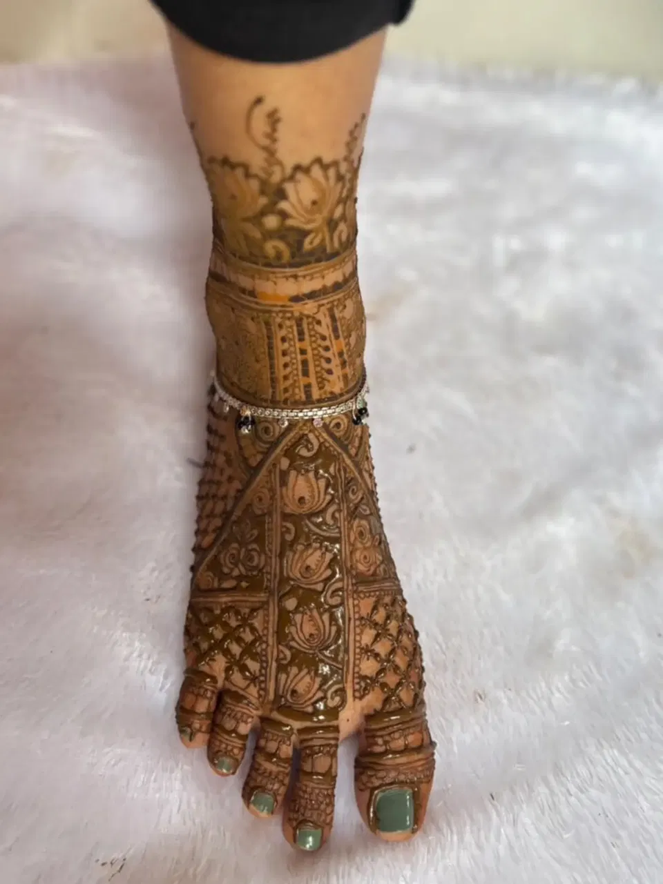 Front Hand Mehndi Design (2)