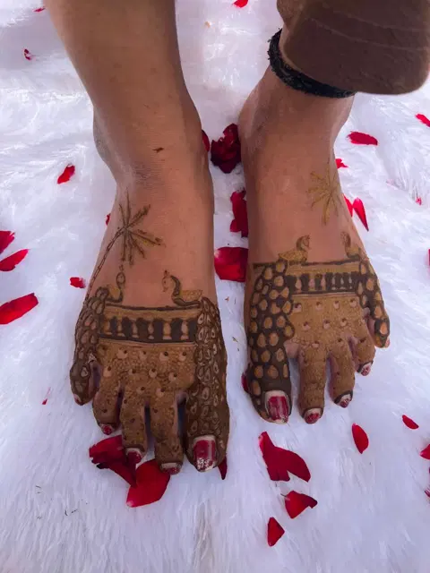 simple figure back hand mehndi design