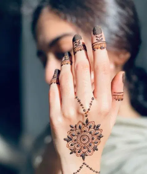 simple back hand mehndi design