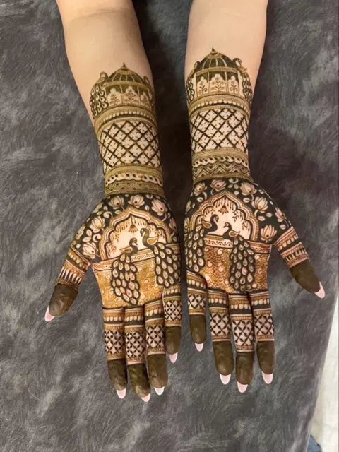 figure front hand mehndi design