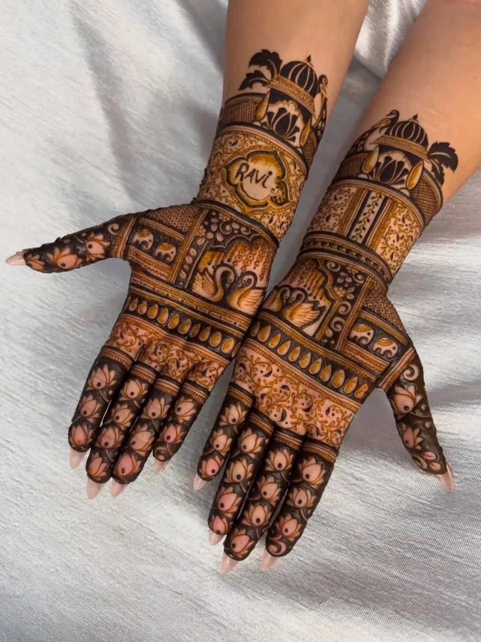 Mehndi Design with Figures