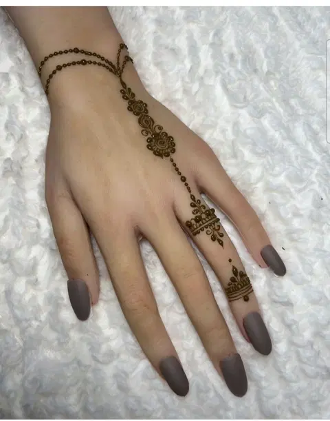 simple stylish back hand mehndi design