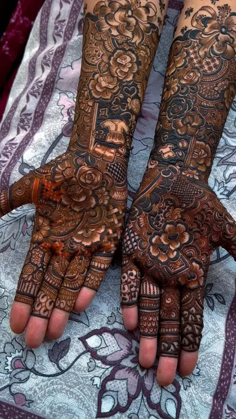 figure back hand mehndi design