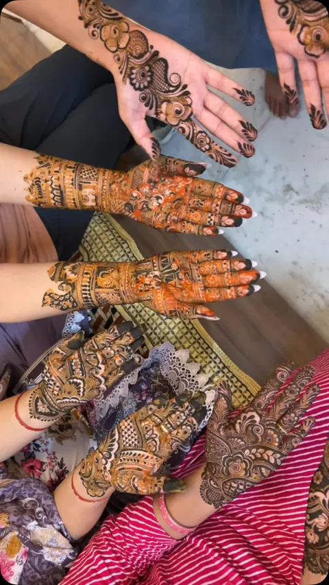 figure front hand mehndi design