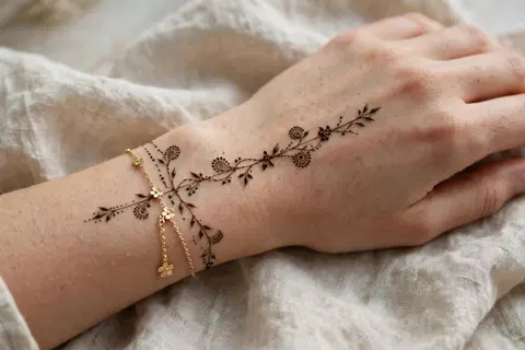 aesthetic arabic back hand mehndi design