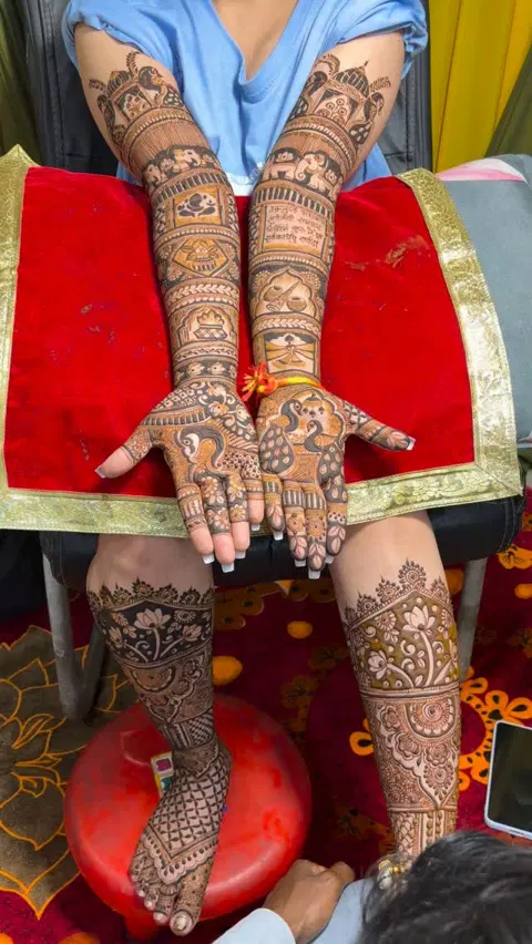figure front hand mehndi design