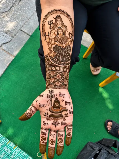 aesthetic front hand mehndi design