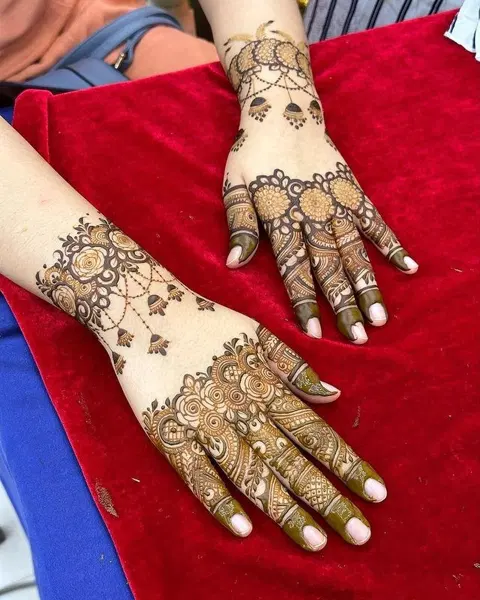 indian simple circle back hand mehndi design