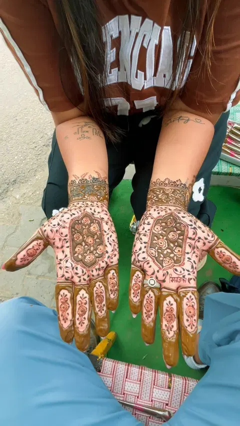 front hand mehndi design