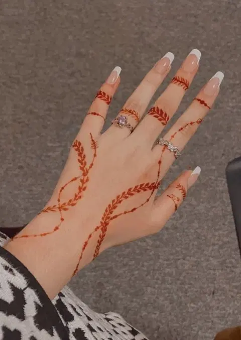 arabic simple circle back hand mehndi design