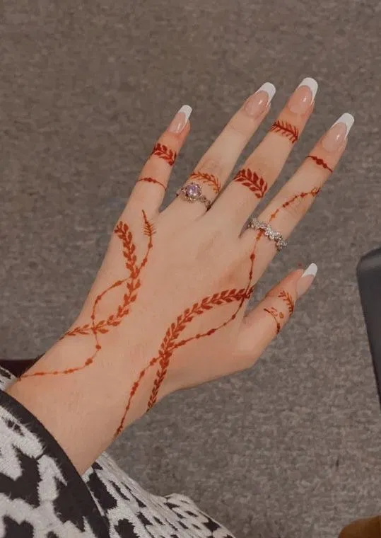 Arabic Simple Back Hand Mehndi Design with Gol Tikki