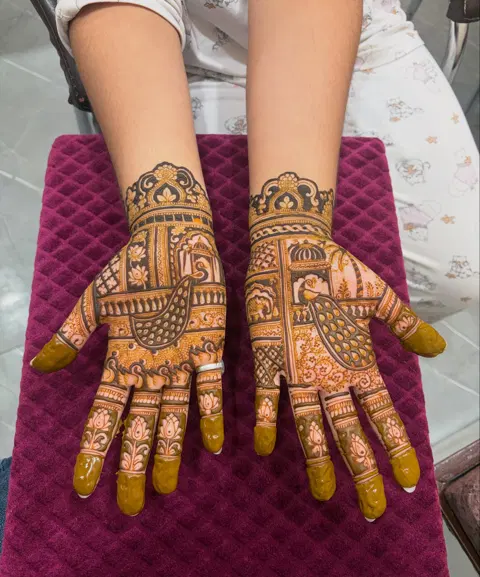 front hand mehndi design