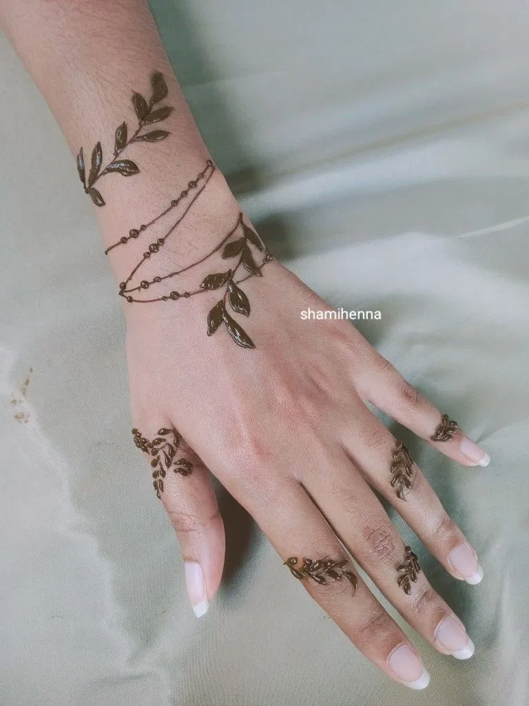 Arabic Simple Back Hand Mehndi Design with Bel (2)