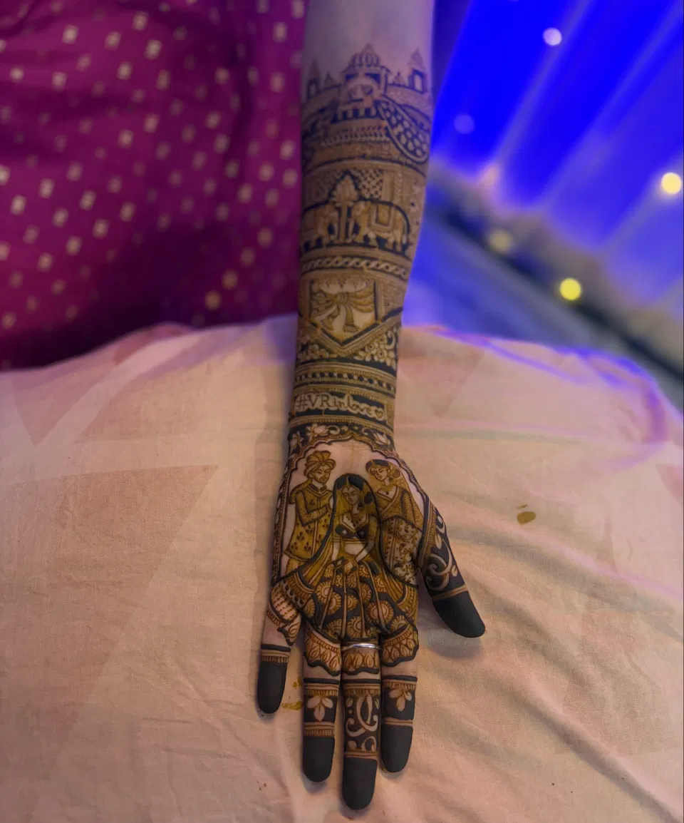 Back Hand Mehndi Design with Figures (2)