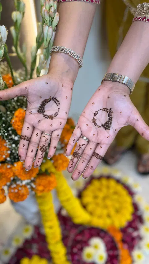 simple moon front hand mehndi design