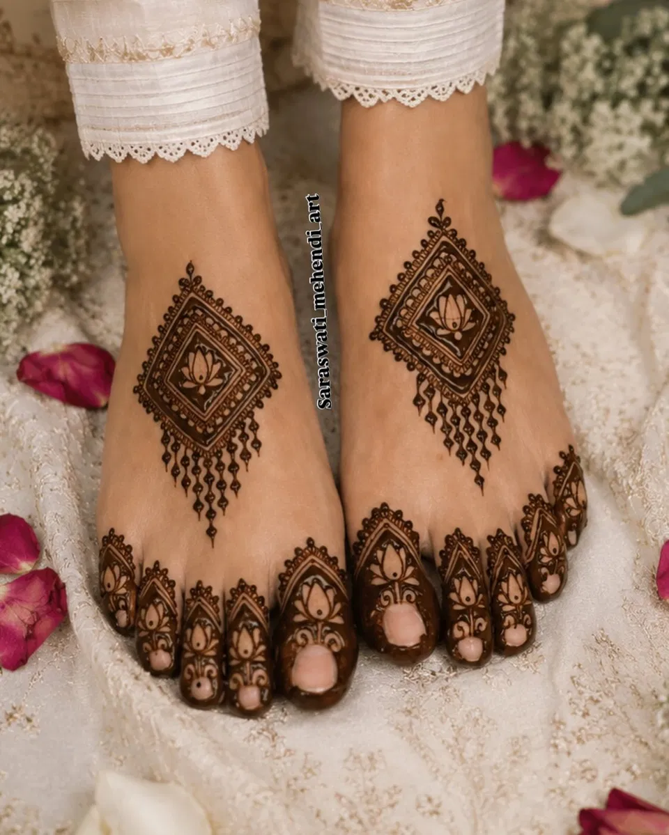 Simple Foot Mehndi Design with Jaal and Lotus (2)