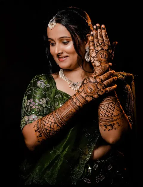 figure back hand mehndi design