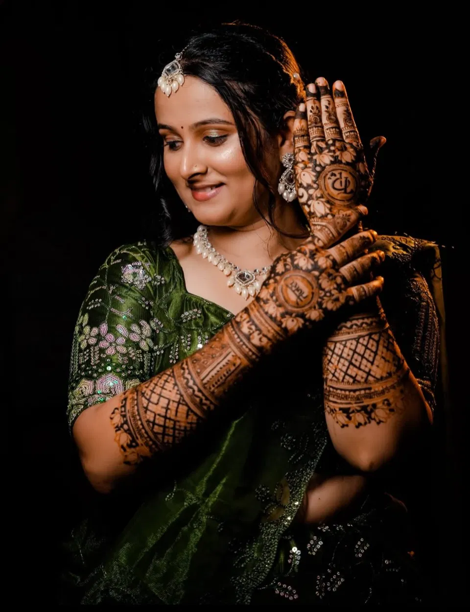 Back Hand Mehndi Design with Figures (2)