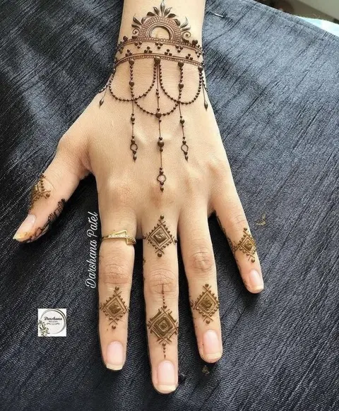 simple stylish back hand mehndi design