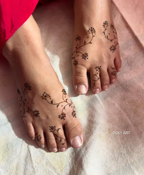 aesthetic simple jaal foot mehndi design