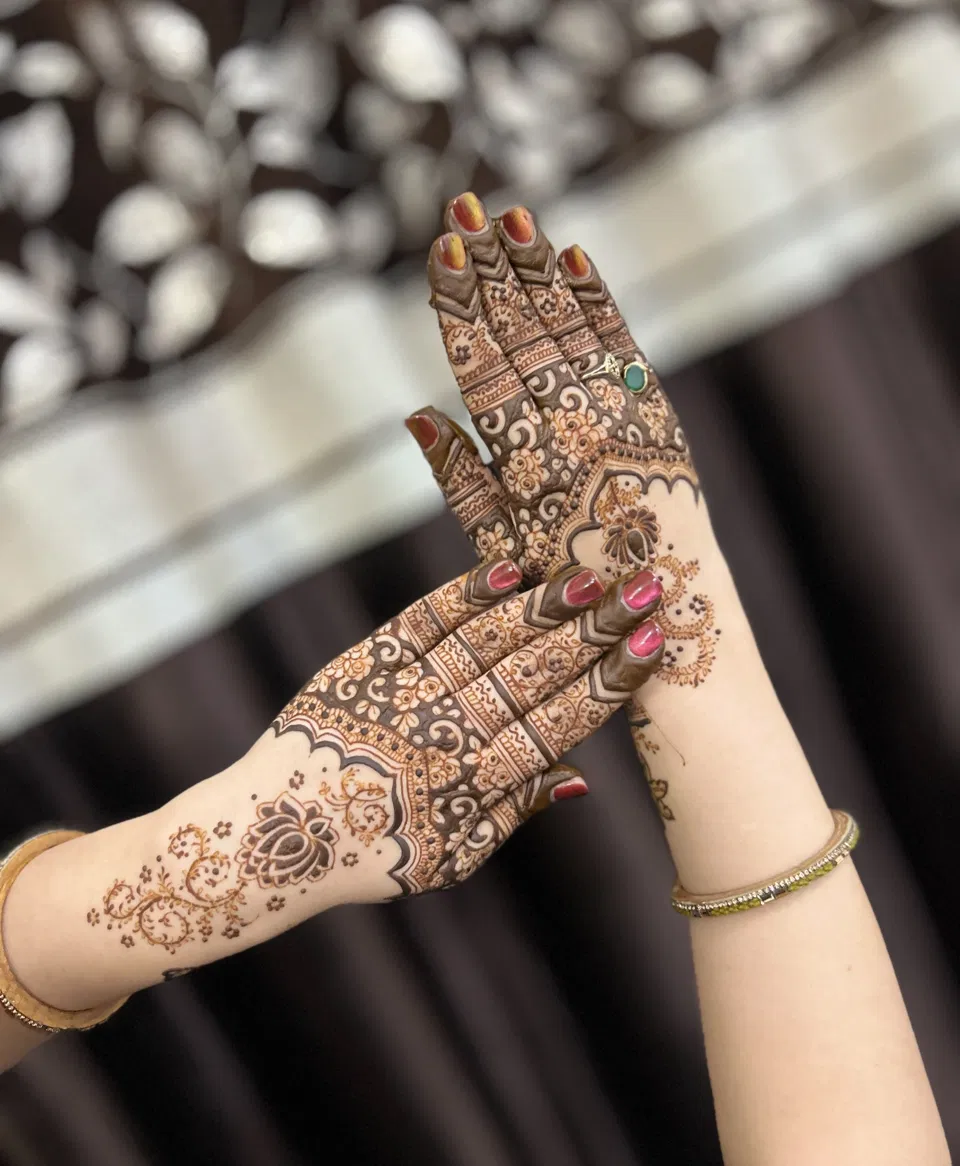 Aesthetic Simple Back Hand Mehndi Design