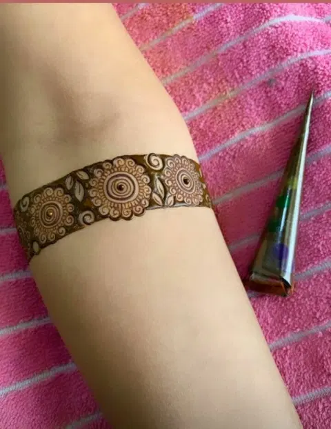 simple stylish arm mehndi design