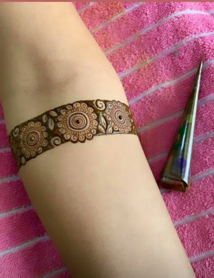 Simple Stylish Arm Mehndi Design
