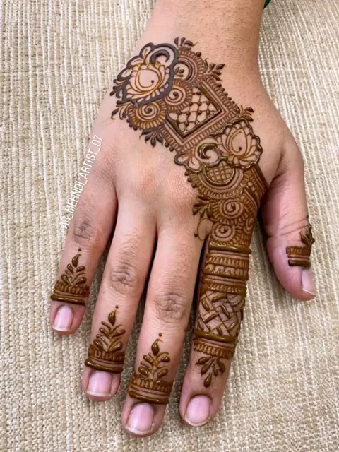 minimal jaal back hand mehndi design