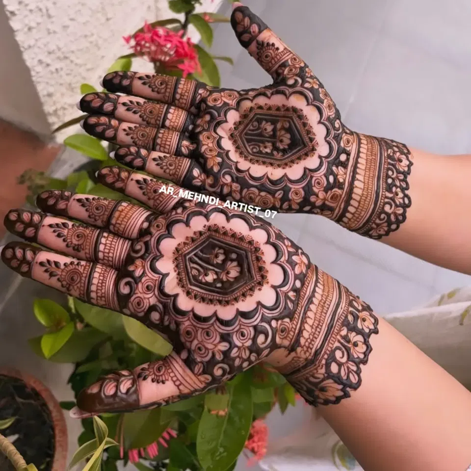 Mehndi Design with Gol Tikki and Hearts