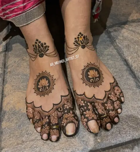 circle foot mehndi design