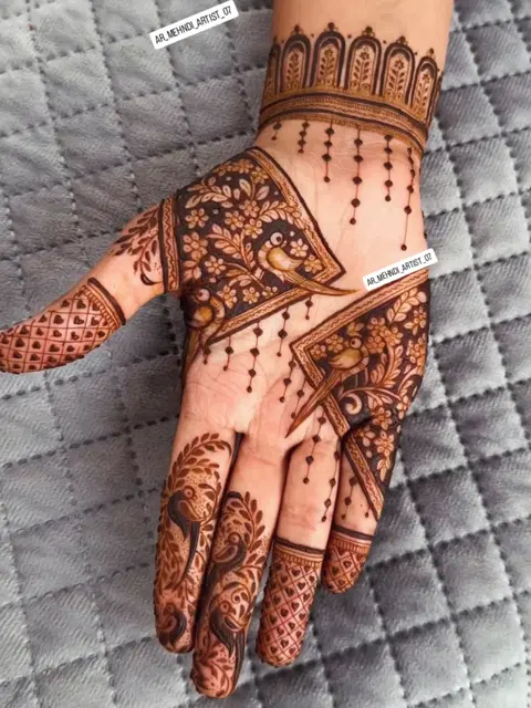 aesthetic stylish back hand mehndi design