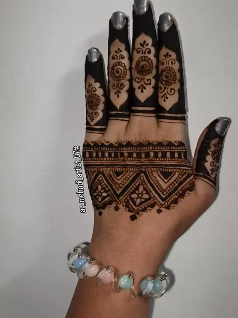aesthetic mehndi design