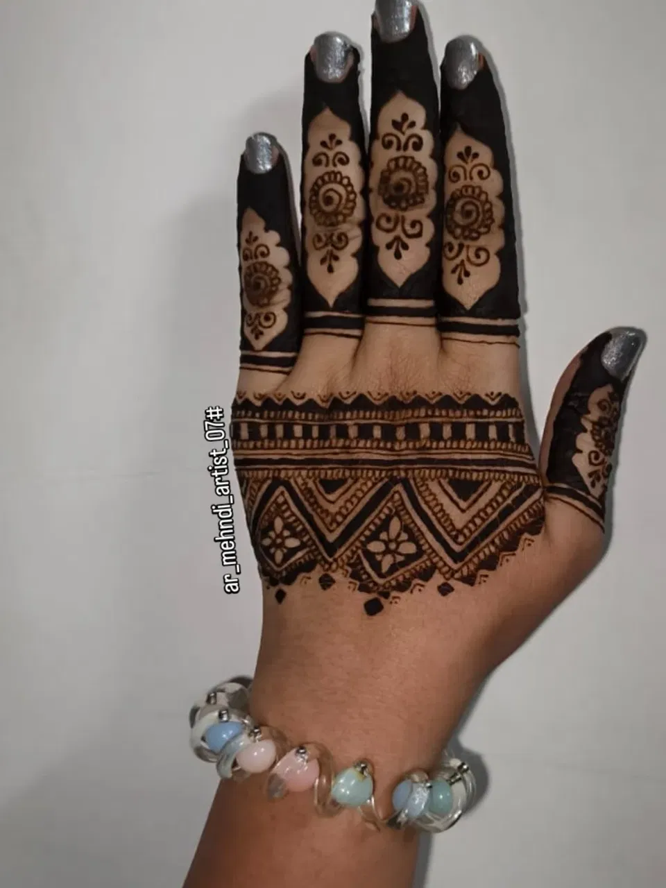 Aesthetic Mehndi Design (2)