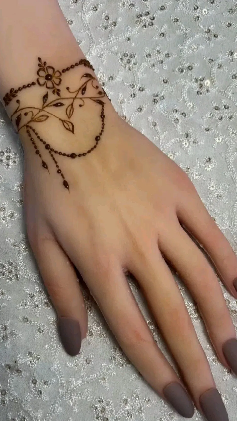 Arabic Simple Back Hand Mehndi Design (8)