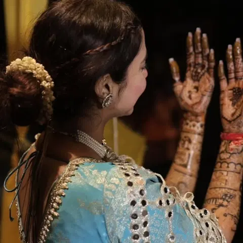 figure front hand mehndi design